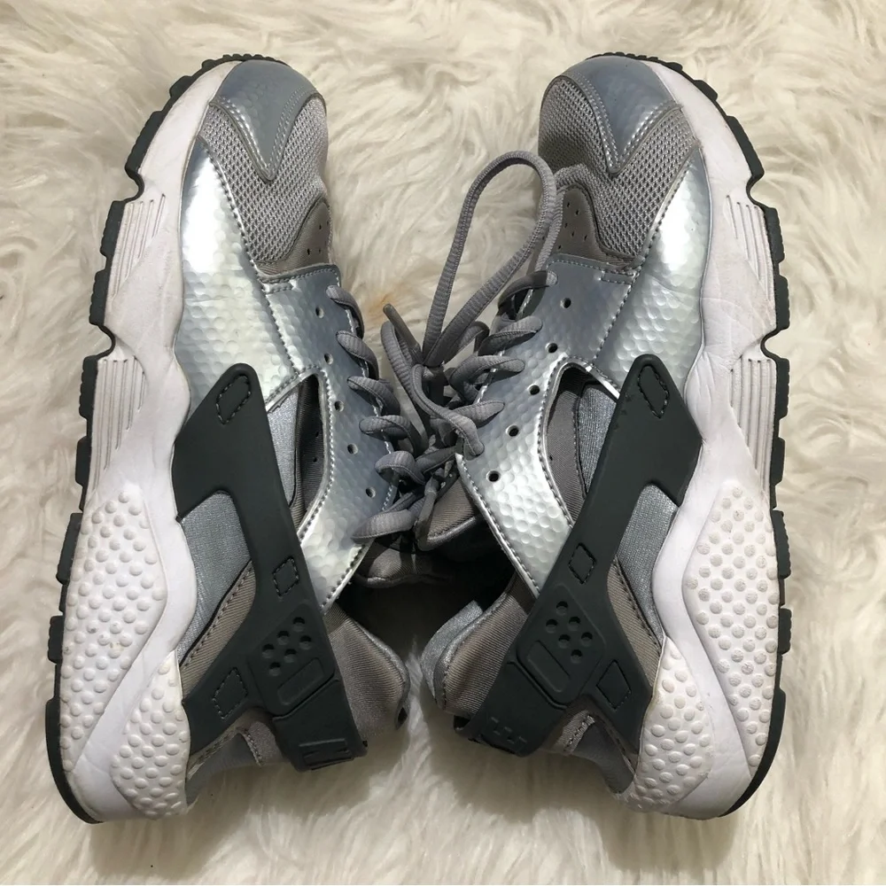 NIKE air huarache sneaker Grey and silver women’s 7.5 sneakers tennis shoes cute